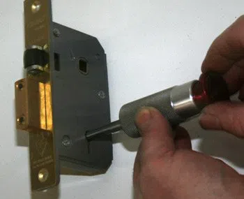 Houston Master Locksmith Houston, TX 281-668-0054 - 1a-Changing-Locks